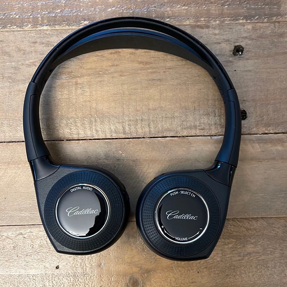Cadillac GM wireless headset EUC no signs of wear.  Part replacement. Black